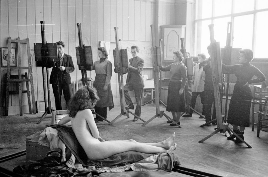 Declining nude